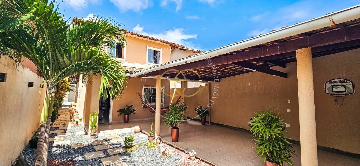 Casa com piscina particular e bastante espaço