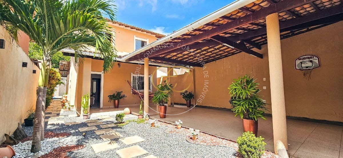 Casa com piscina particular e bastante espaço