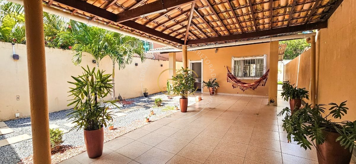 Casa com piscina particular e bastante espaço