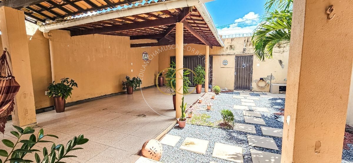 Casa com piscina particular e bastante espaço