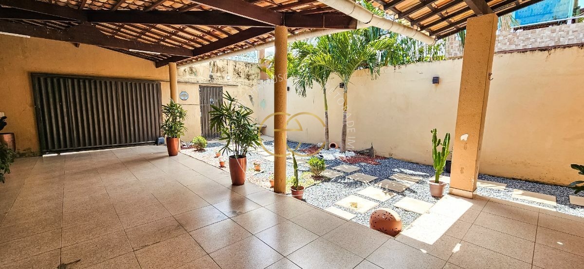 Casa com piscina particular e bastante espaço