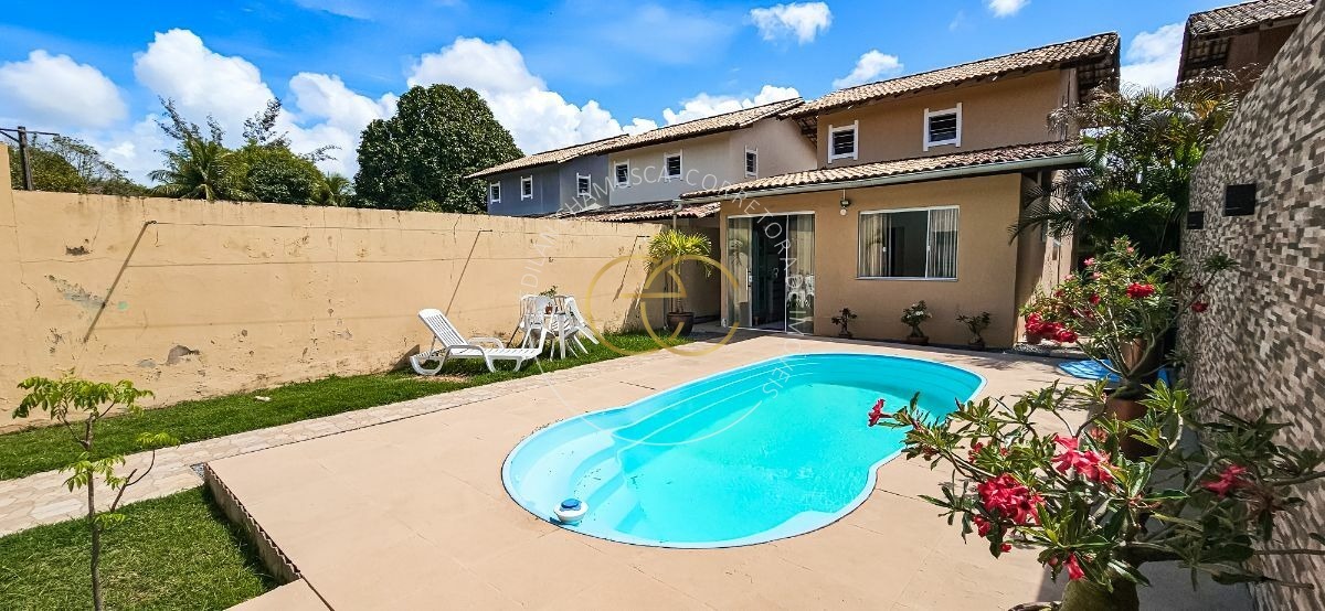 Casa com piscina particular e bastante espaço