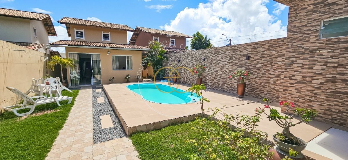 Casa com piscina particular e bastante espaço