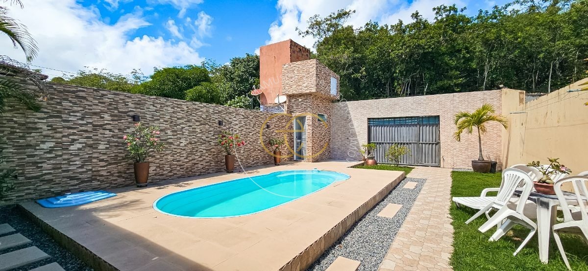 Casa com piscina particular e bastante espaço