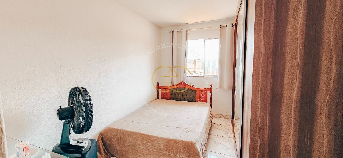 Casa com piscina particular e bastante espaço