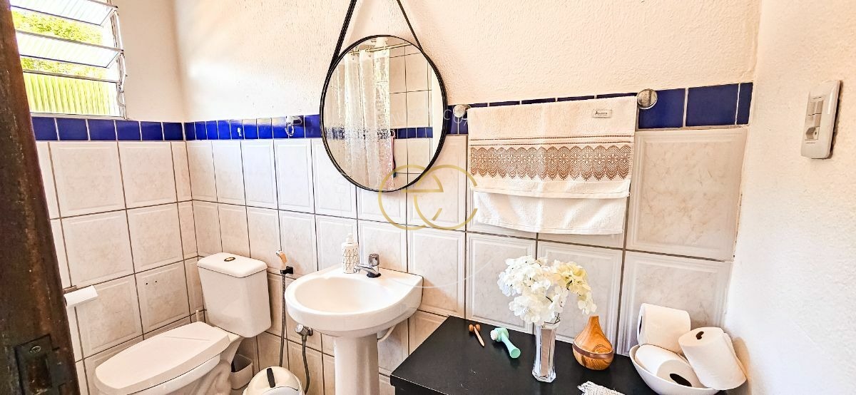 Casa com piscina particular e bastante espaço