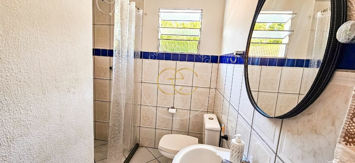 Casa com piscina particular e bastante espaço
