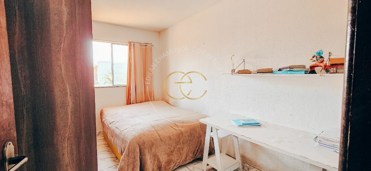 Casa com piscina particular e bastante espaço