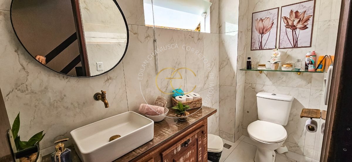 Casa com piscina particular e bastante espaço