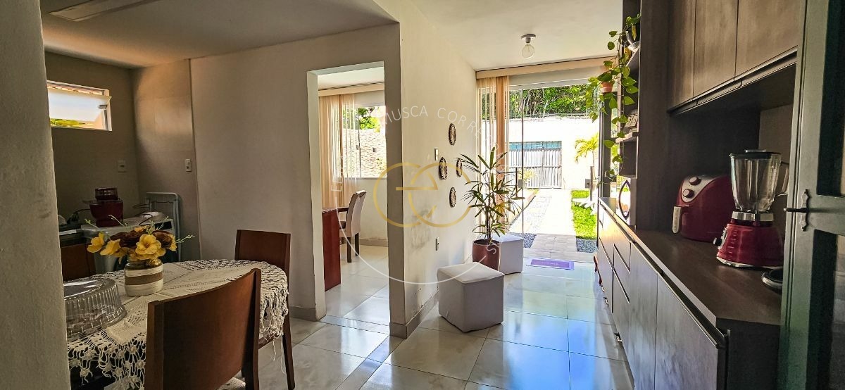 Casa com piscina particular e bastante espaço