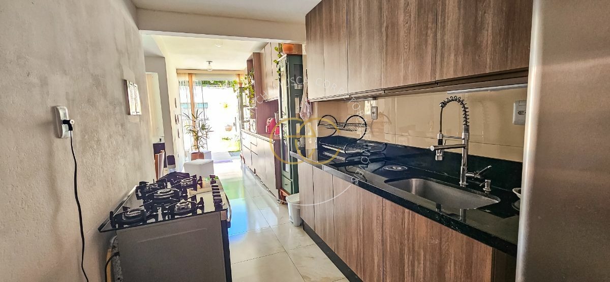 Casa com piscina particular e bastante espaço
