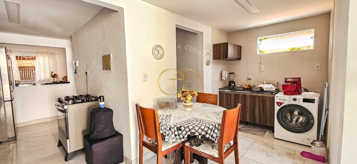 Casa com piscina particular e bastante espaço
