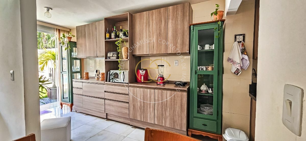 Casa com piscina particular e bastante espaço