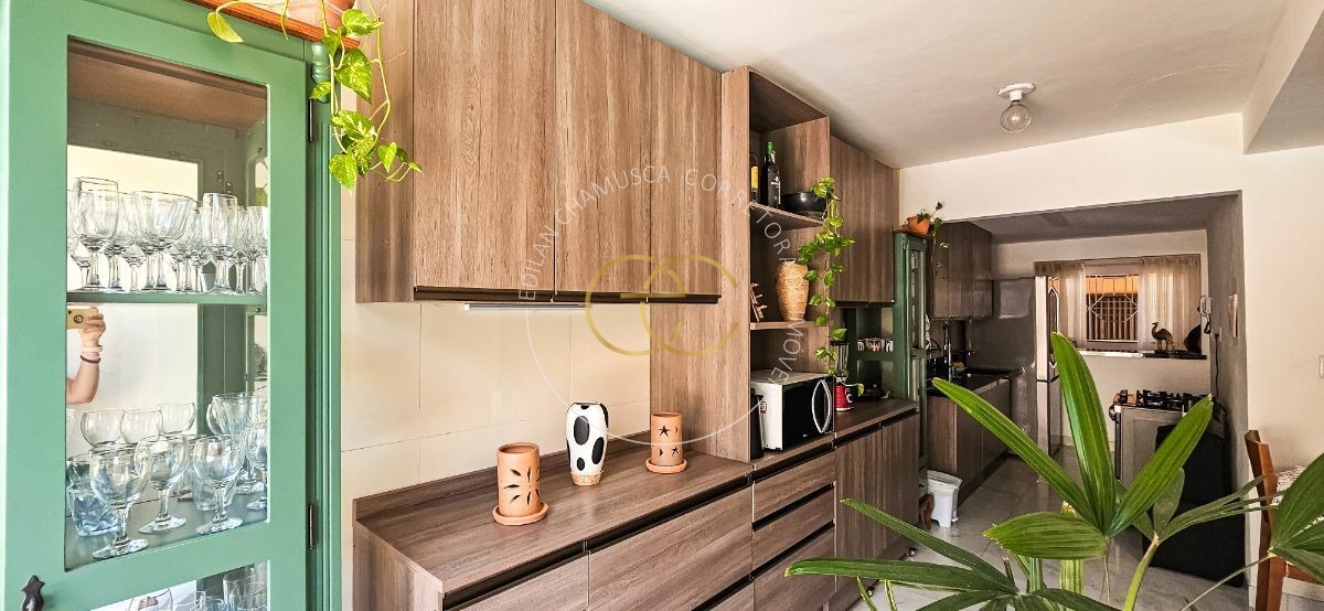 Casa com piscina particular e bastante espaço