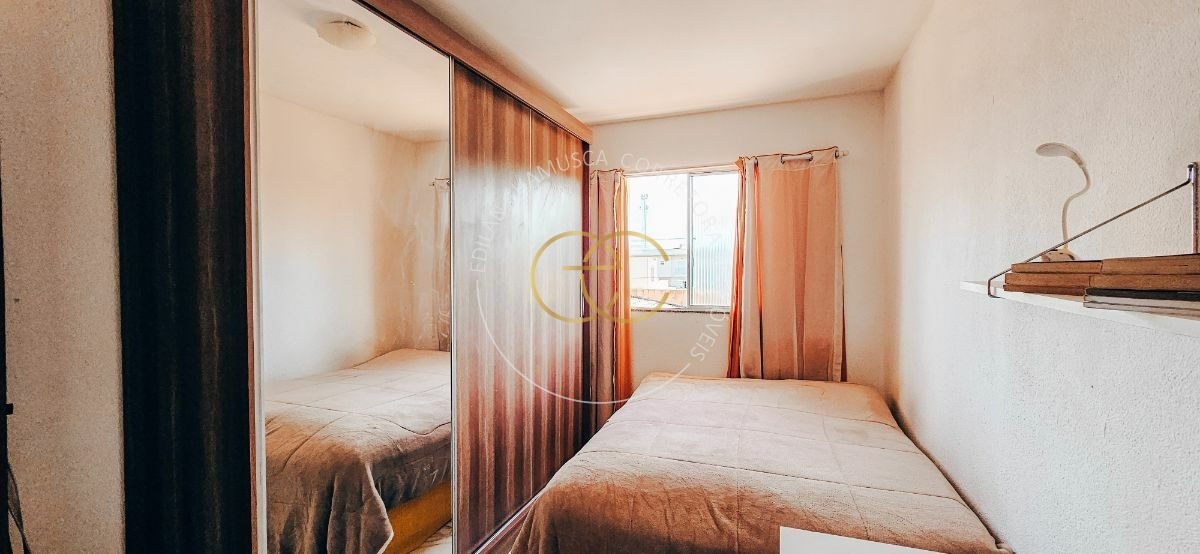 Casa com piscina particular e bastante espaço