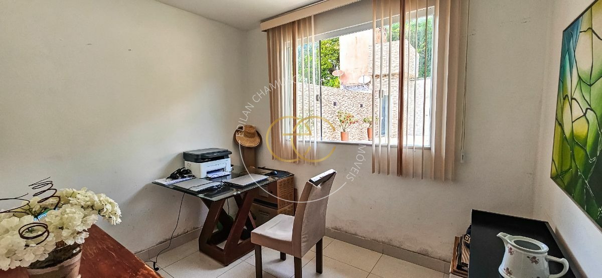 Casa com piscina particular e bastante espaço