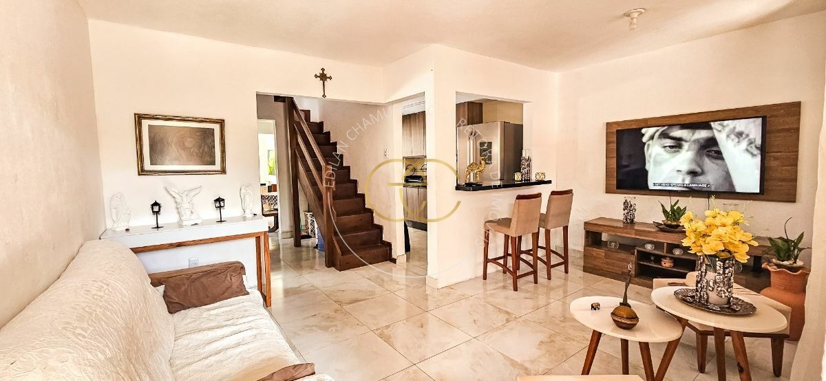 Casa com piscina particular e bastante espaço