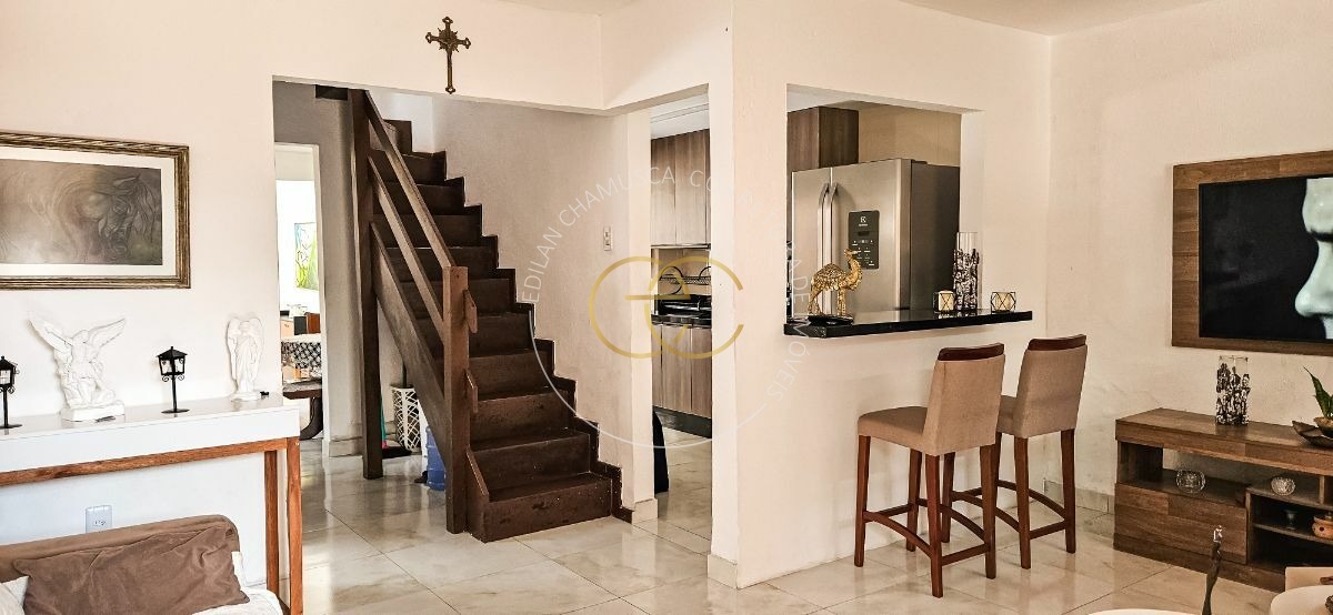 Casa com piscina particular e bastante espaço