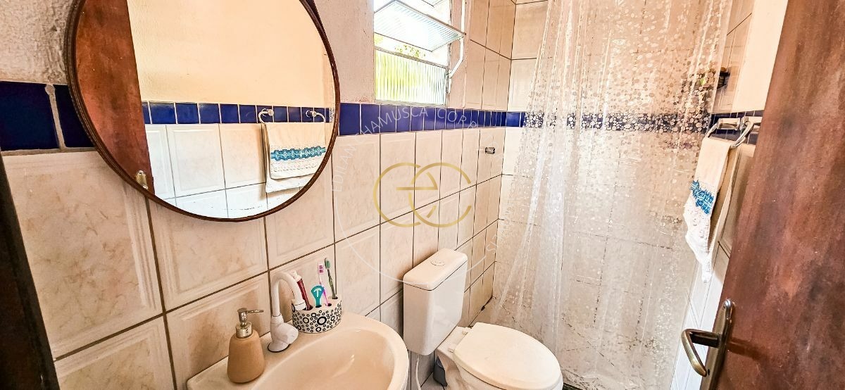 Casa com piscina particular e bastante espaço