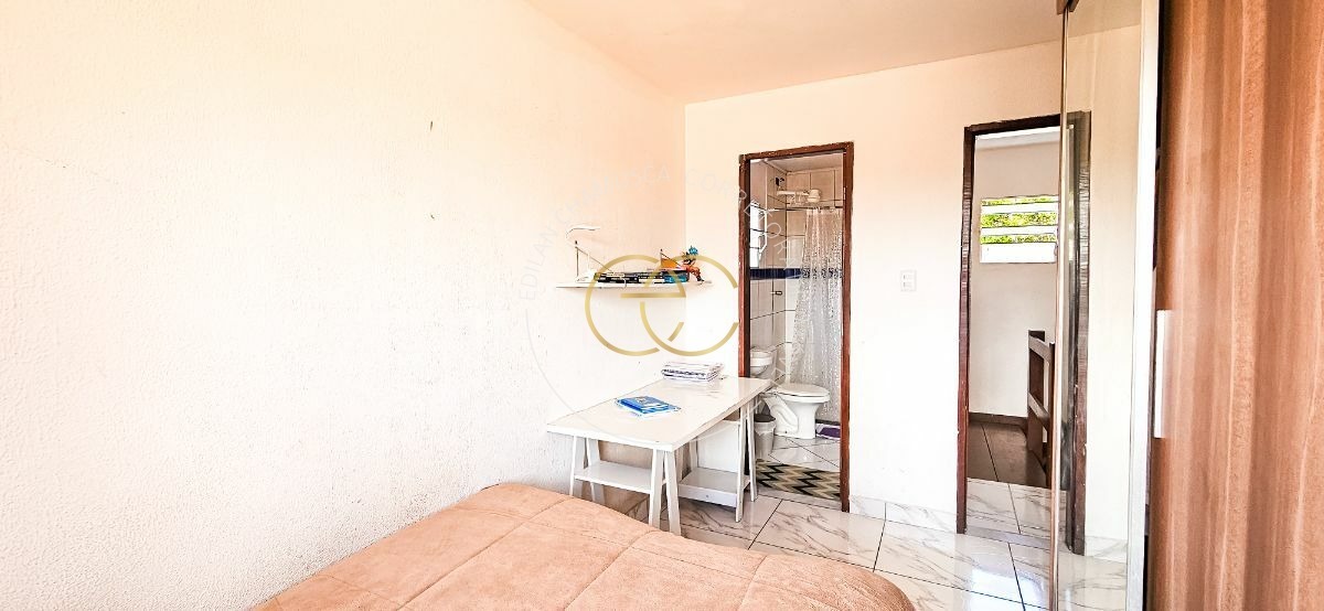 Casa com piscina particular e bastante espaço