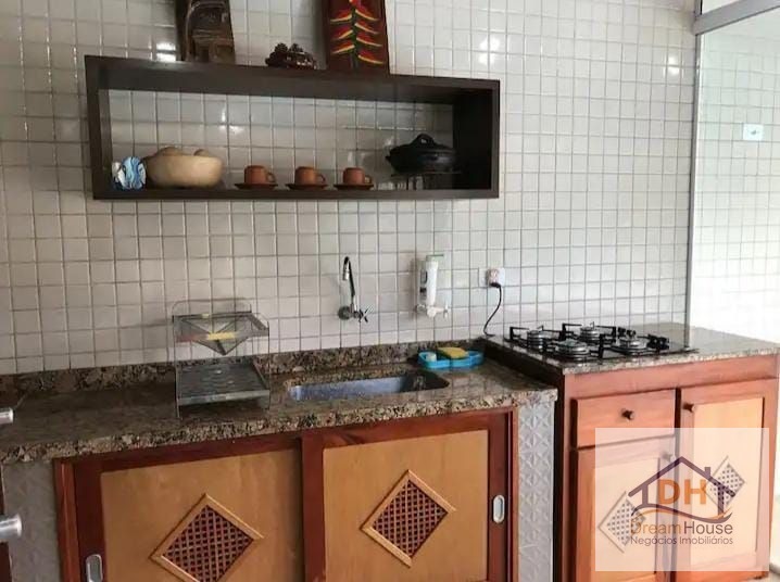CASA TERREA COM PISCINA, EM CONDOMÍNIO FECHADO, C/  4 DORMITÓRIOS SENDO 2 SUÍTES