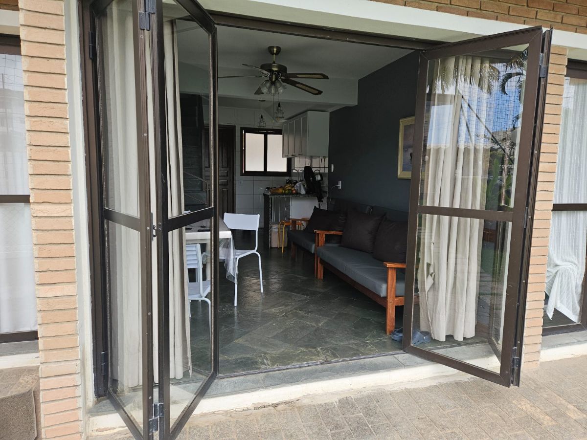 CASA EM CONDOMÍNIO NA PRAIA DAS TONINHAS